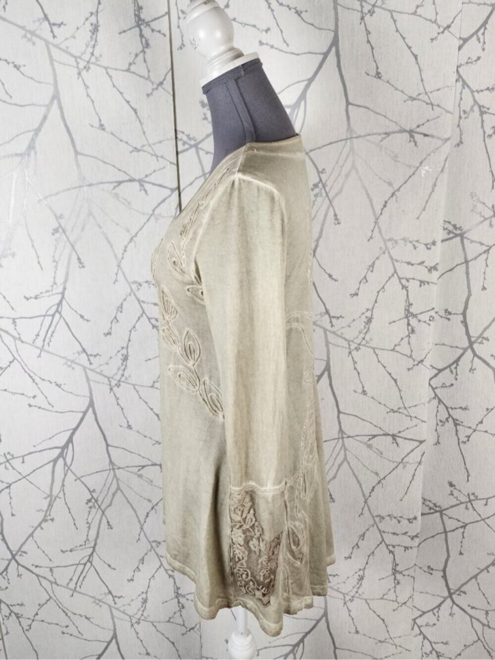 Gretty Zeuger Beige Wash Textured Floral Embroidered V-Neck Tunic - Picture 3 of 9